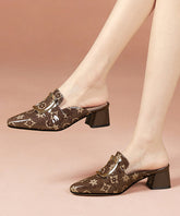 Elegante Slide-Sandalen aus geprägtem, dickem braunem Rindsleder